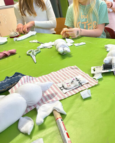 In den Winterferien wurde im Hort der Elisabeth-Abegg-Grundschule fleißig genäht: Aus einfachen Socken entstanden mit...