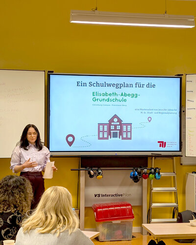  Sicher zur Schule unterwegs

Wie erleben unsere Schülerinnen und Schüler ihren täglichen Schulweg? Wo fühlen sie sich...
